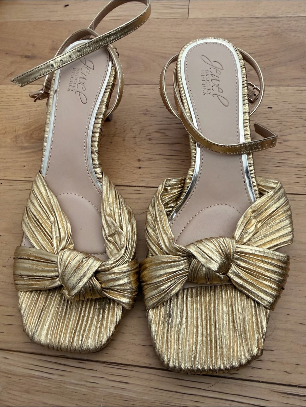 Jewel Badgley Mischka Metallic Gold Pleated Knot Sandals 💛⭐️